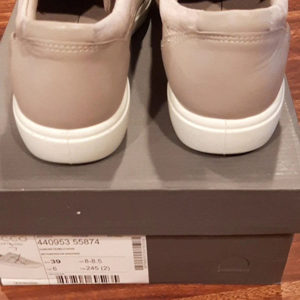 Ecco Soft 7 Womans Slip On Shoes 8-8.5